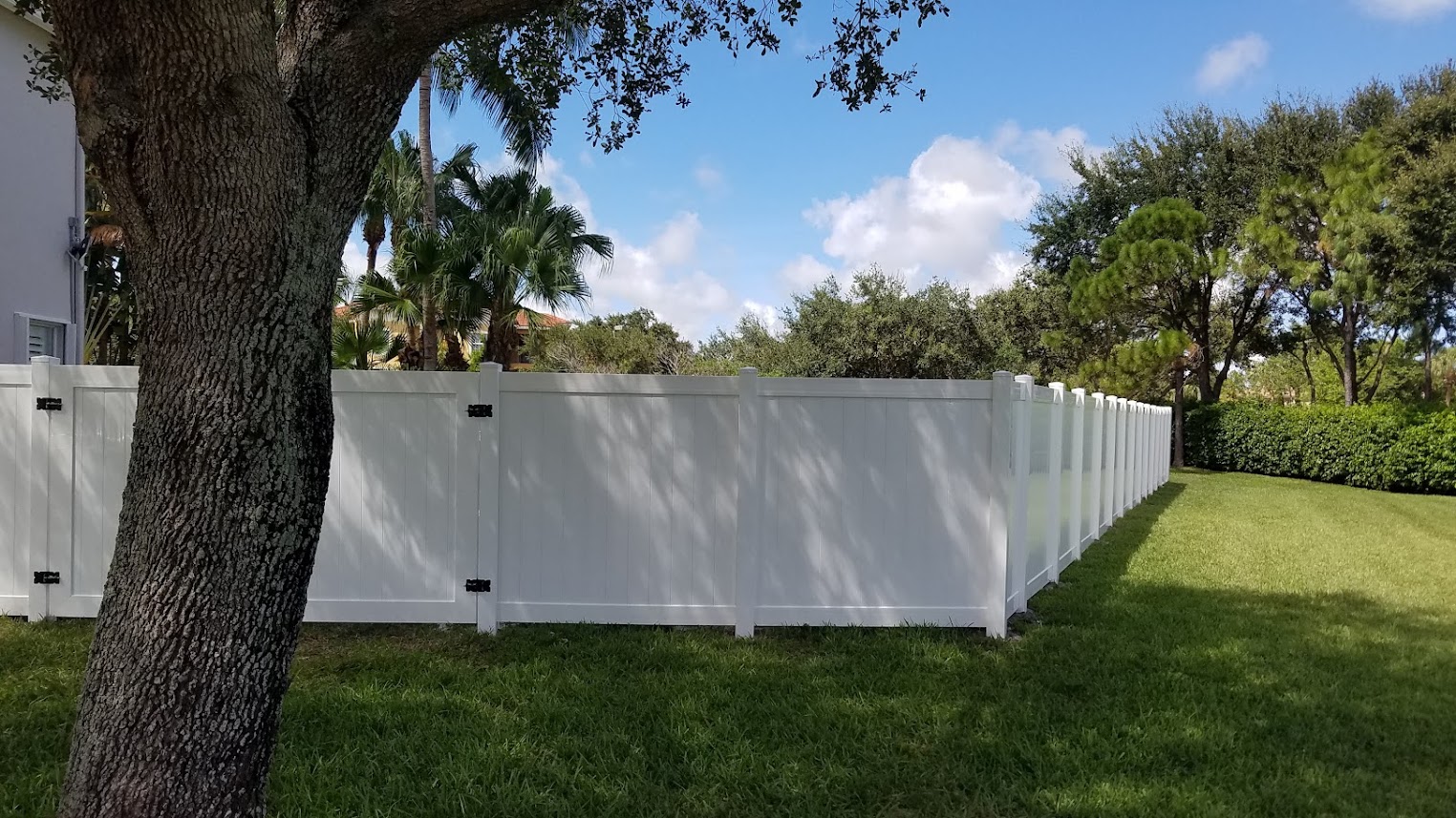How Long Does a Vinyl Fence Last in Florida on Average?