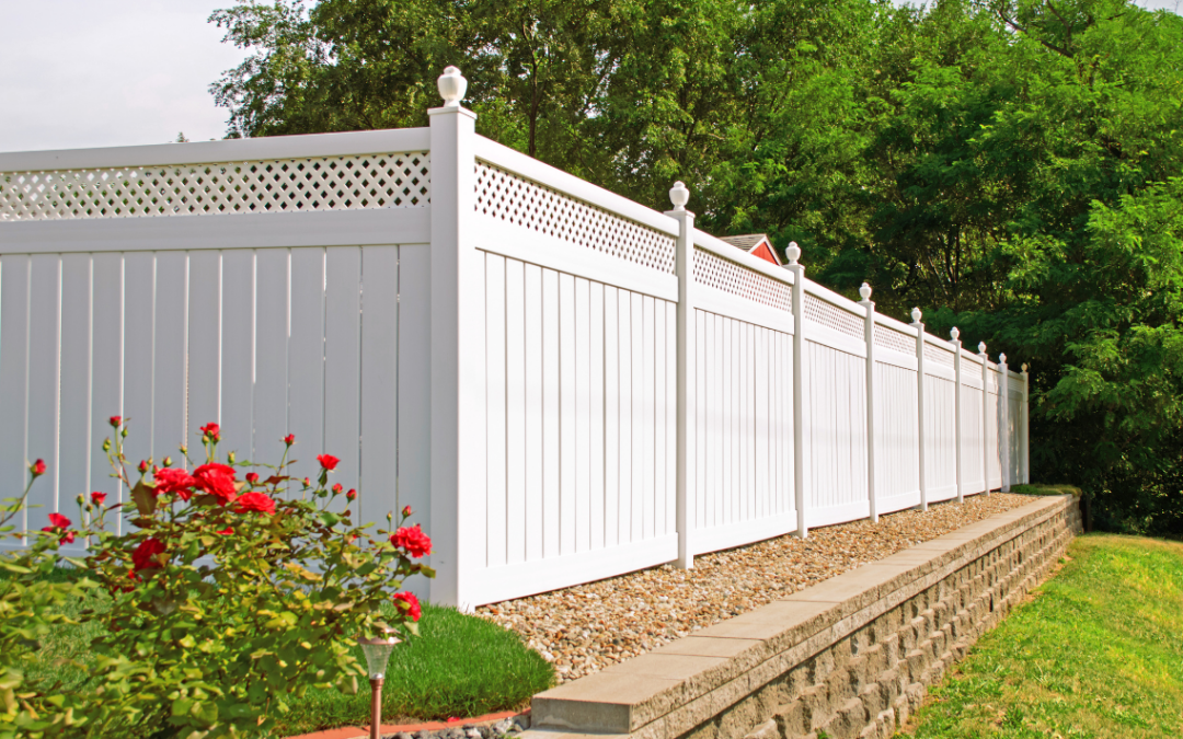 Differences Between Wood And Vinyl Fencing For Florida Homeowners
