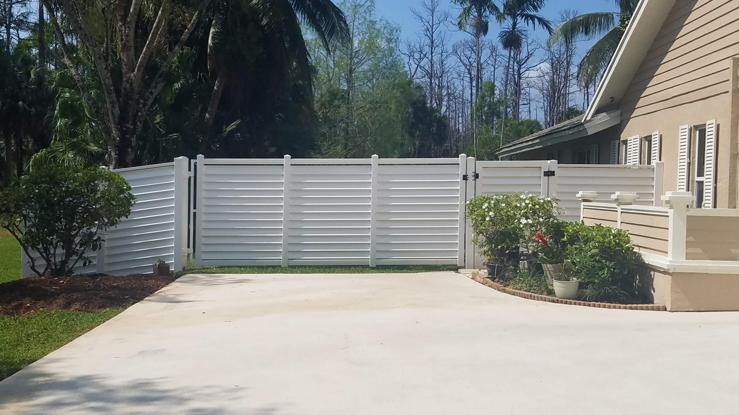White vinyl privacy fence installation by Pick-It Fence Company, Palm Beach County FL