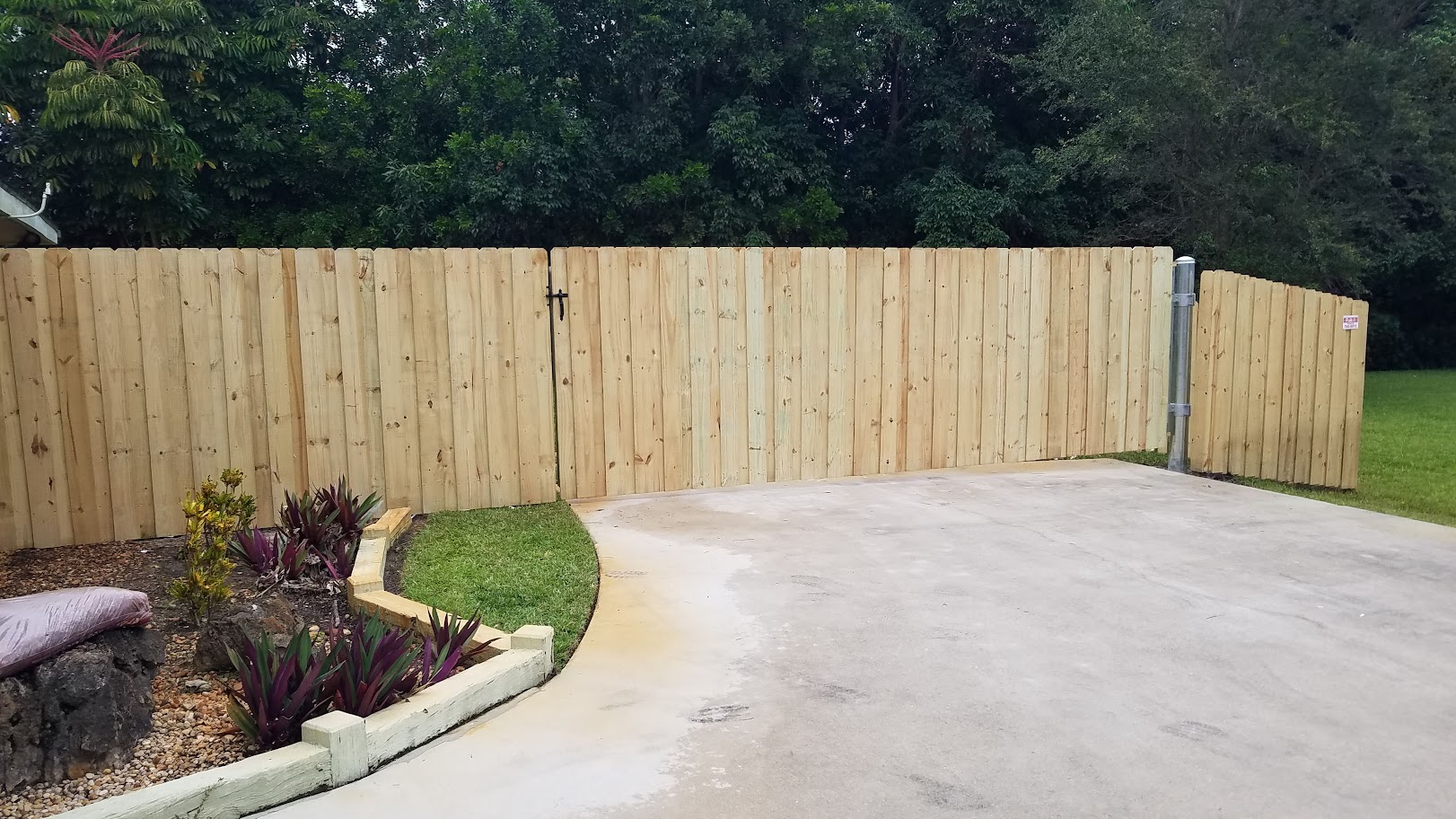Wood privacy fence installation by Pick-It Fence Company, Palm Beach County FL
